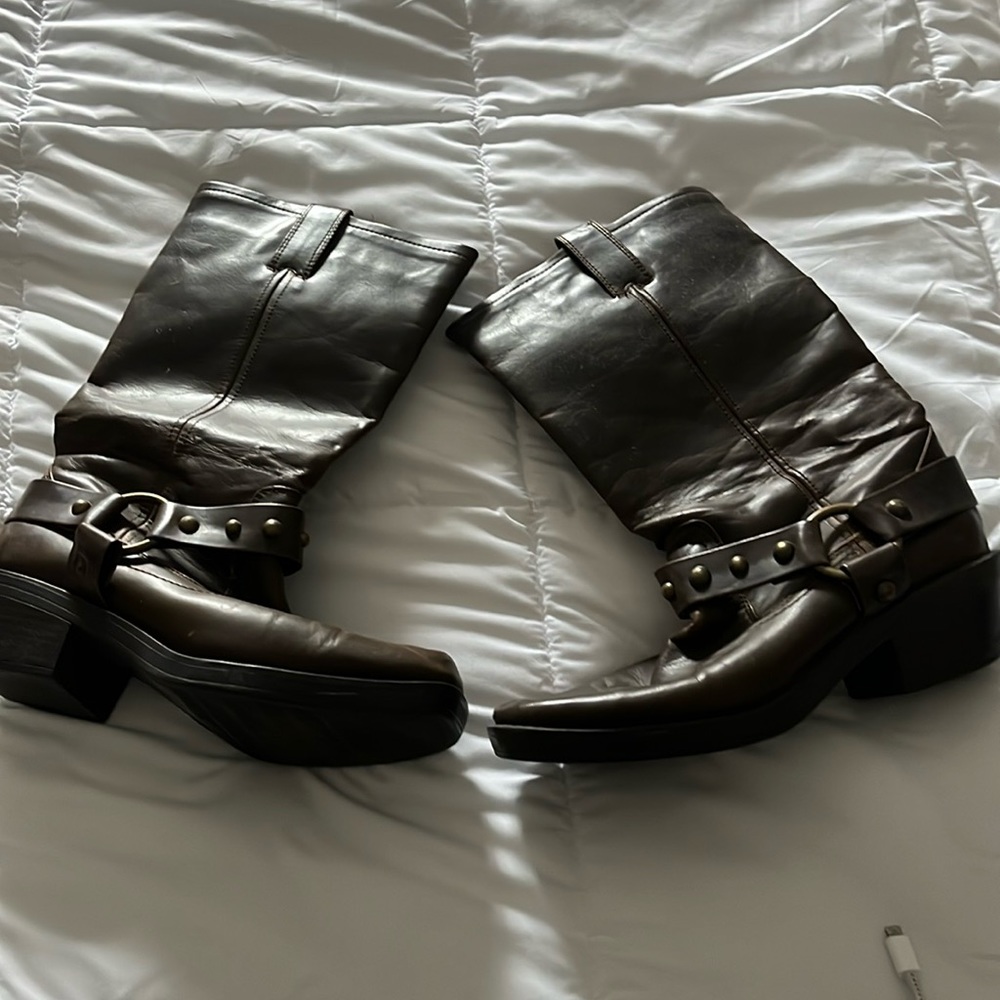 American Eagle brown cowboy boot. Size 8